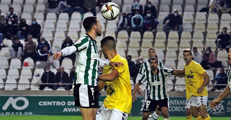 Puga peleando por una pelota con un jugador del Ebro. Foto: CCF