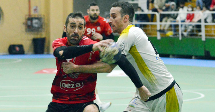 Alberto Requena trata de desembarazarse de un jugador alarquista. Foto: CBM