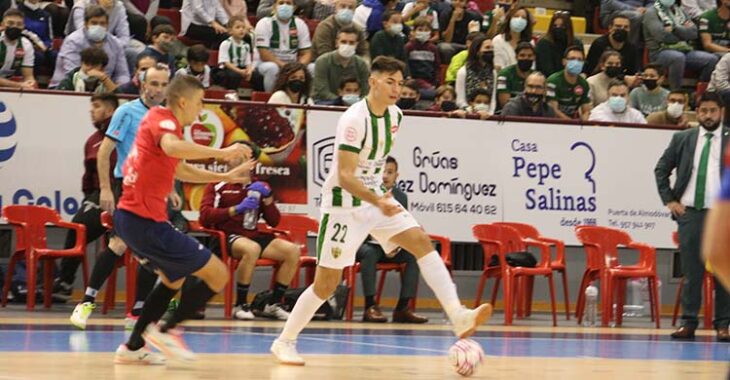 Ricardo Mayor controlando un balón ante un jugador de Osasuna Magna con Josan González al fondo.