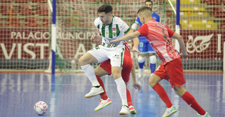 Saura peleando con varios jugadores de ElPozo Murcia. Foto: Córdoba Futsal