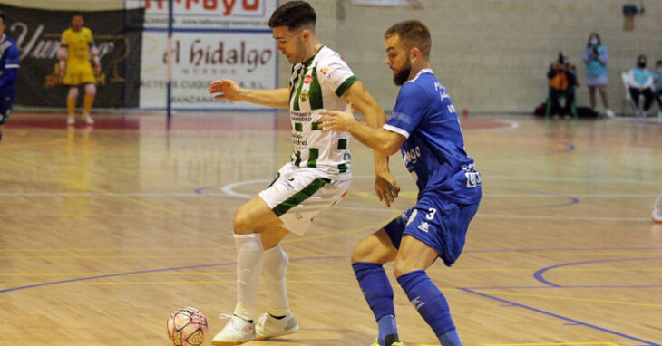 Saura protege ante un jugador del Manzanares. Foto: Córdoba Futsal