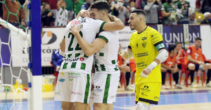 Alberto Saura agradeciendo a Ricardo la asistencia del primer gol. Foto: Córdoba Futsal