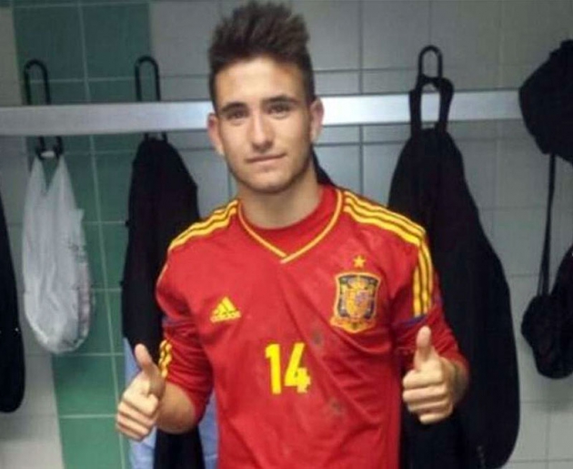 Sebas Moyano luciendo la elástica de la selección española sub-17.