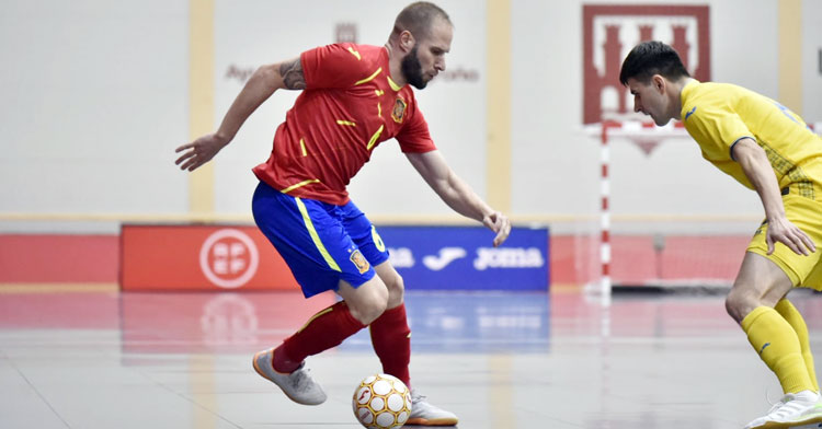 Solano en el partido ante Ucrania. Foto: @Sefutbol
