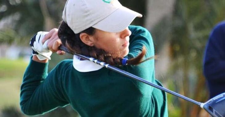 Susana Granados saliendo con el drive en Alborán Golf.