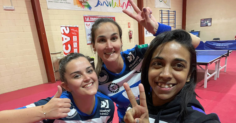 Sarkar posa junto a Ana García y Marija Galonja tras la primera victoria del equipo