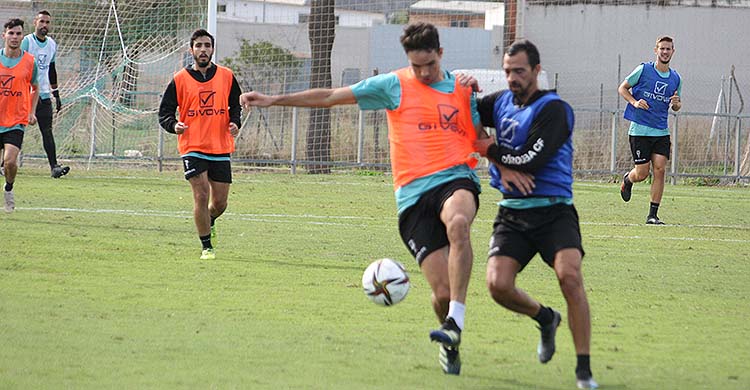 Miguel de las Cuevas y Toni Arranz pugnando por un balón.