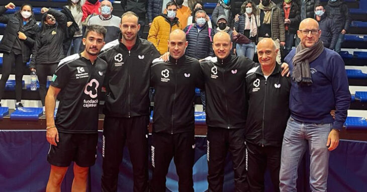 Los jugadores cajistas posando tras la victoria junto a Luis Calvo y Jesús Machado