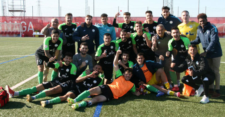 El festejo celeste sobre el césped de la Ciudad Deportiva José Ramón Cisneros Palacios. Foto: Ciudad de Lucena