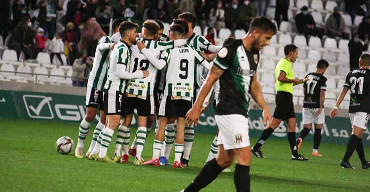 Los cordobesistas celebrano uno e los tantos frente al Mérida en el partido de la primera vuelta.