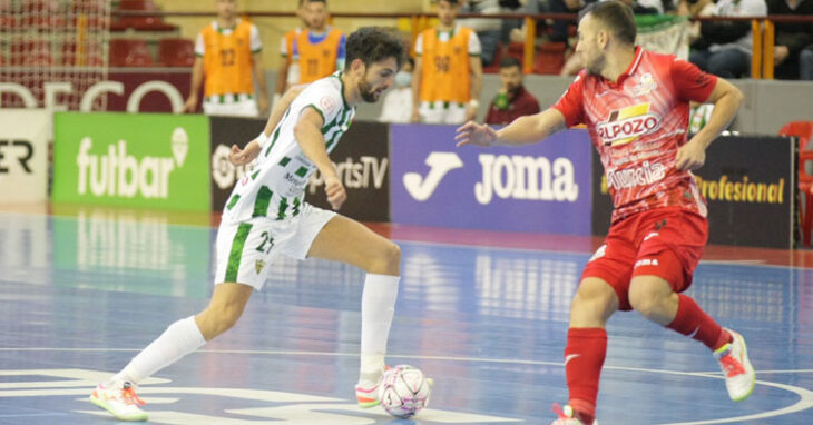 Zequi trata de driblar a un jugador de ElPozo. Foto: Córdoba Futsal