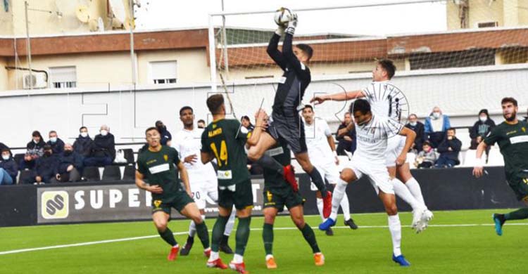 Carlos Marín atajando un balón aéreo previo a su espectacular mano que evitó la derrota en Ceuta.