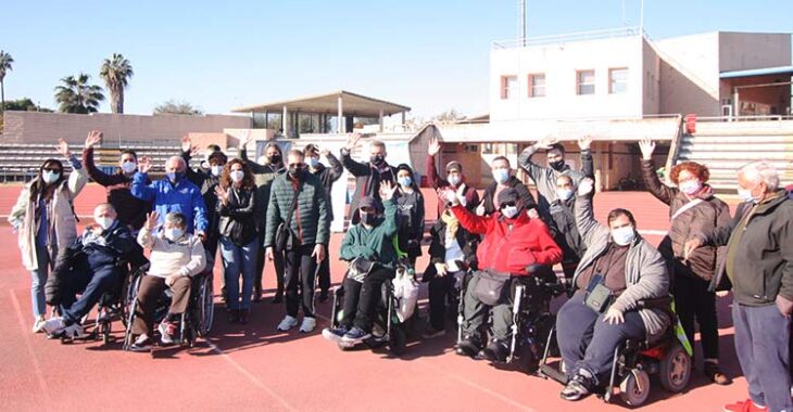 Los cerca de treinta participantes en la jornada de deportes discapacitado que se desarrolló en El Fontanar.