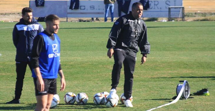 Germán Crespo siguiendo el penúltimo entrenamiento de la semana, con Antonio Casas en primer término a la izquierda.