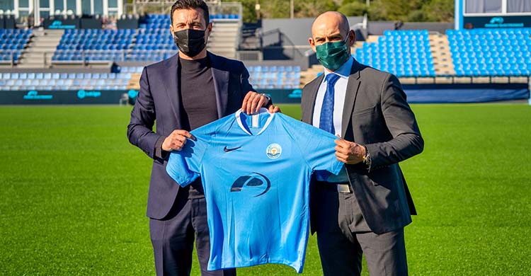 Paco Jémez junto al presidente del Ibiza, Amadeo Salvo, mostrando la camiseta de su nuevo equipo.