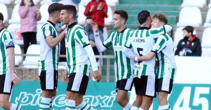 Simo recibe las felicitaciones de sus compañeros tras el gol al Panadería Pulido. Foto: Charo Tobajas / CCF