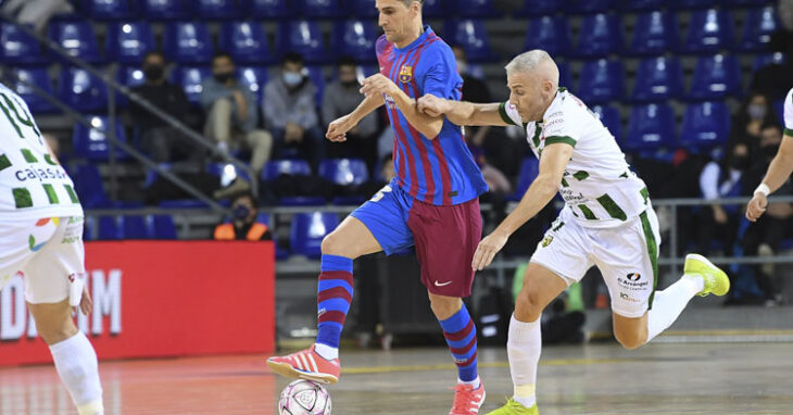 Miguelín persiguiendo a un jugador blaugrana. Foto: Barça