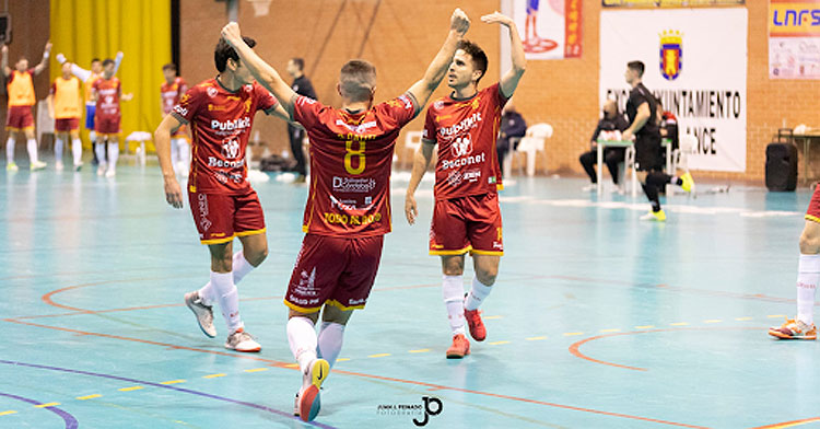 La alegría en el cuadro rojillo con uno de los goles. Foto: Juan. J. Peinado / Bujalance FS
