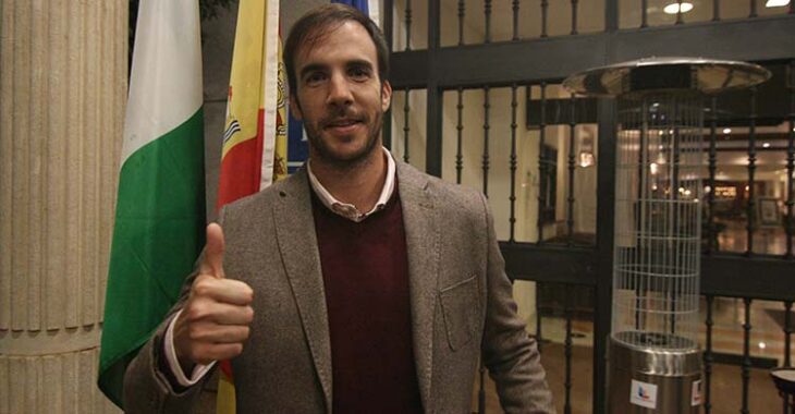 Carlos Barrón mostrando su pulgar a la cámara de Cordobadeporte.com