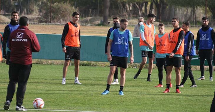 Germán Crespo dirigiéndose a sus hombres en la Ciudad Deportiva.