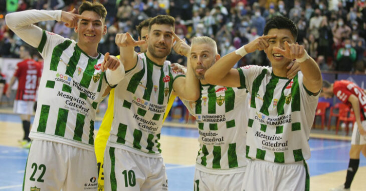 Shimizu, Carlos Saura, Miguelín y Ricardo celebrando el revitalizador triunfo del Córdoba Patrimonio.