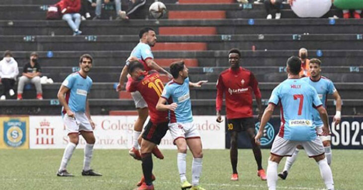 Viedma salta para despejar un balón en el choque contra el Mensajero. Foto: CCF