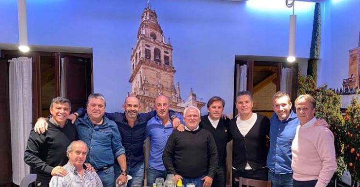 De izquierda a derecha, Pepín (sentado), Valentín. Ortega, Paco Jémez, Juan Luna Eslava, Toni Muñoz, Jorge Ramírez, Esaú Sánchez y Luis Martínez en la cena de cordobesistas en el Churrasco.