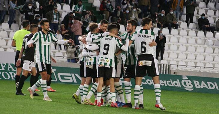 Los cordobesista felicitan a Adrián Fuentes tras su tanto inicial ante el Mérida formando una piña.