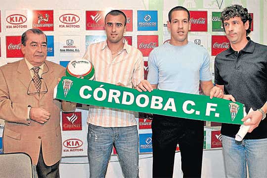 Cristian Álvarez en su regreso en 2007, junto a su compatriota José Luis Acciari, flanqueado por Antonio Rodríguez Carretero y Emilio Vera.