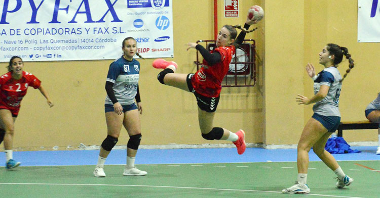 Una jugadora cajista vuela para anotar en seis metros. Foto: CBM