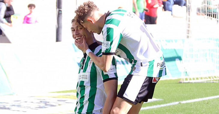 Adrián Fuentes felicitado por Simo tras su gol al Panadería Pulido. Foto: CCF