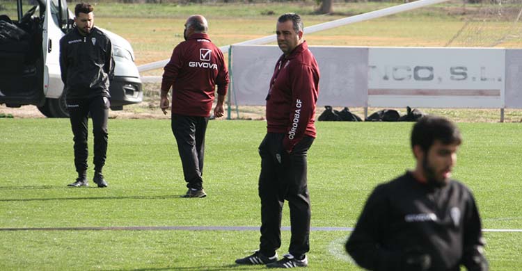 Germán Crespo siguiendo las evoluciones de sus hombres en la Ciudad Deportiva.