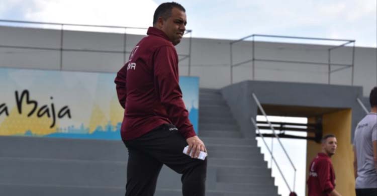 Germán Crespo dirigiendo la sesión de entrenamiento en La Palma previa al partido frente al Mensajero de este miércoles.