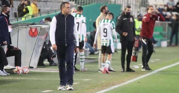 Germán Crespo siguiendo el juego, con Julen Lopetegui al fondo