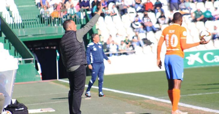 Germán Crespo dando instrucciones en la banda de El Arcángel ante un jugador del Panadería Pulido.