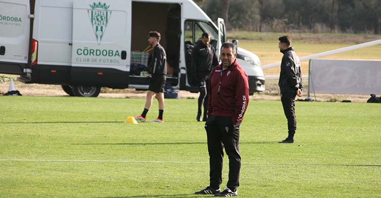 Germán Crespo siguiendo el entrenamiento de sus pupilos antes de volar a Las Palmas.