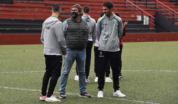 Javier González Calvo, departiendo con Bernardo y Willy, en el último desplazamiento del equipo a La Palma.