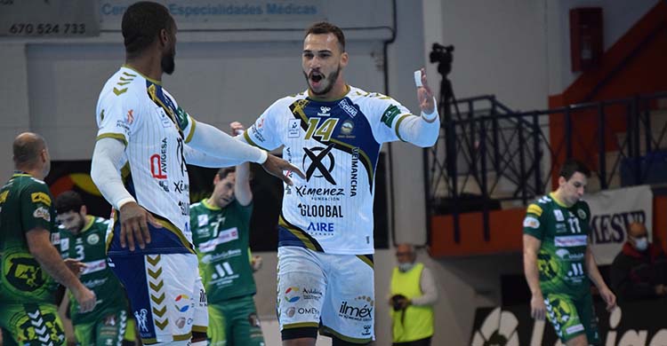Joao Pedro y Delcio Pina celebrando el reencuentro con el triunfo en Puente Genil ante Anterquera.