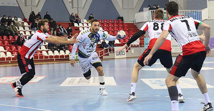 Joao Pedro penetrando en la defensa del Puerto Sagunto.