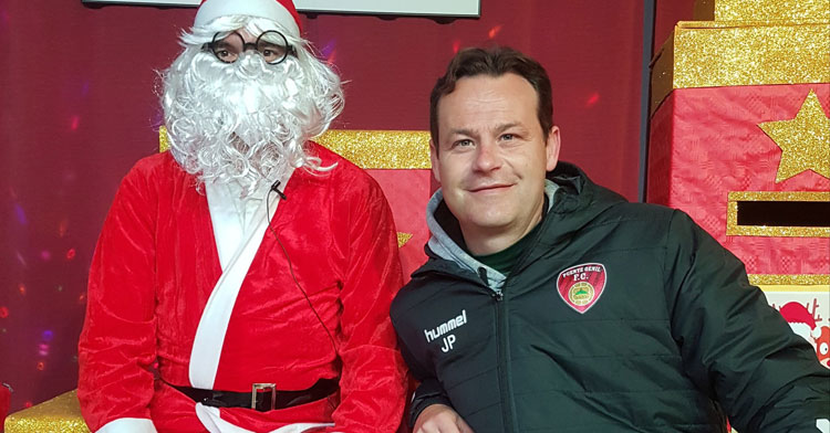 Juanmi Puentenueva posando junto a Papá Noel el día que se dio un garbeo por el Manuel Polinario