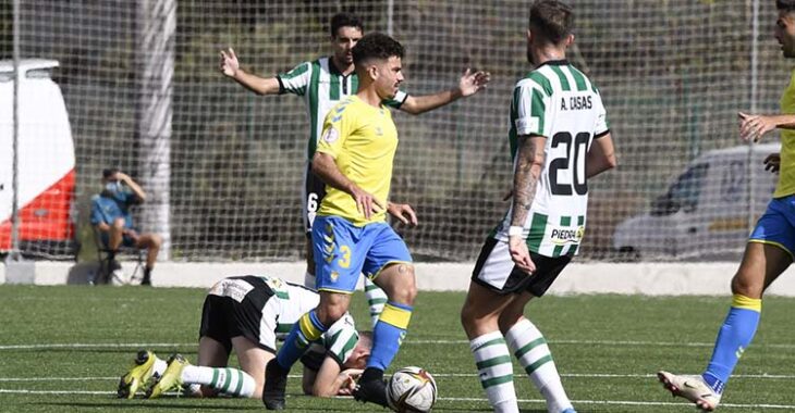 Diego Gutiérrez saliendo con el balón jugando ante Antonio Casas.