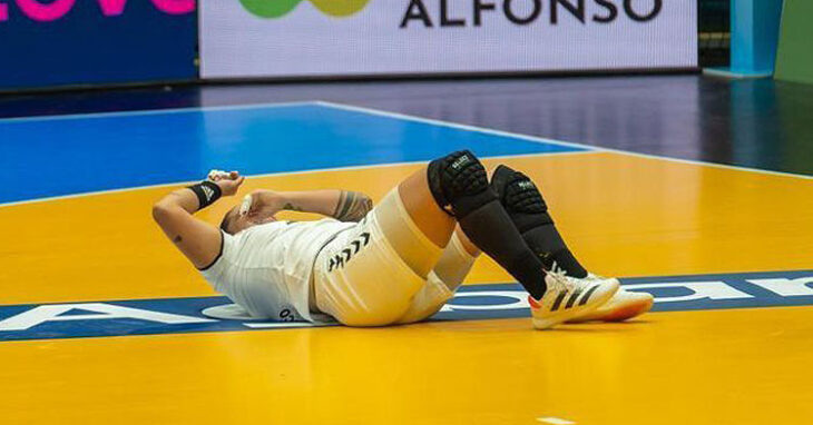 Ciris García tirada en el suelo tras lesionarse en el Mundial