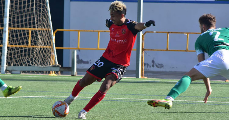 Lorenzoni en la acción del primer gol rojiengro del otro día. Foto: Tino Navas / @SalermPG