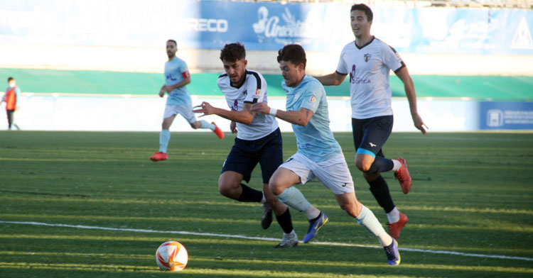 Un interesante partido fue el choque entre celestes y blanquillos. Foto: Ciudad de Lucena
