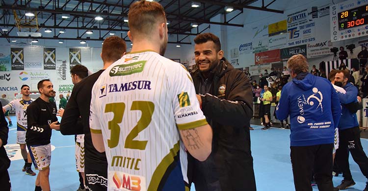 Marcio Silva, que no estará recuperado de su lesión hasta febrero, saludando a Mitic con Paco Bustos de fondo.