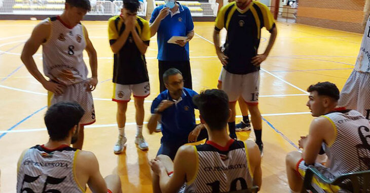 Pablo Orozco hablando a sus jugadores en un tiempo muerto. Foto: CP Peñarroya