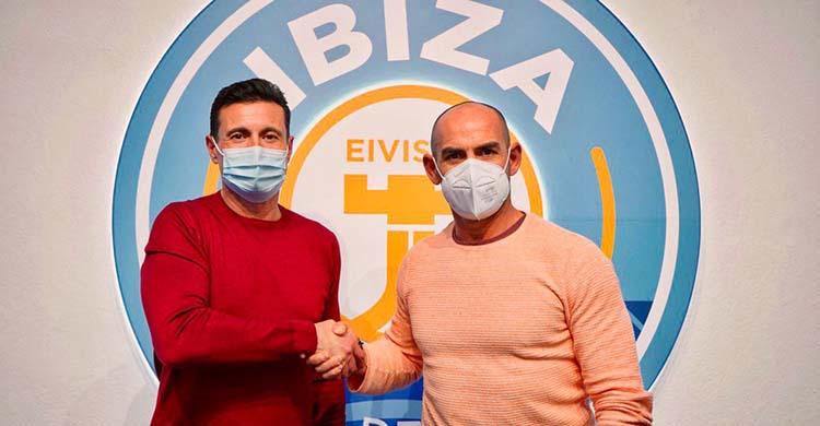 Paco Jémez estrechando su mano con Amadeo Salvo, presidente del Ibiza.
