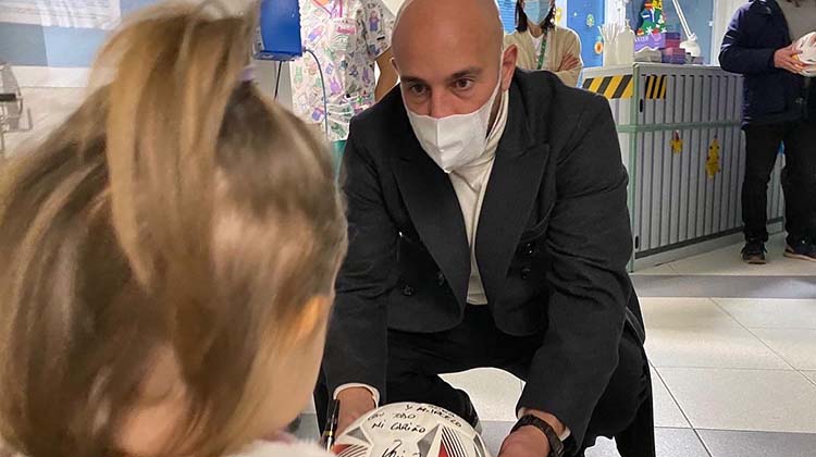Pepe Reina este miércoles pasó por la unidad infantil del Hospital Reina Sofía para alegrar el día a más de un niñ@.