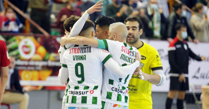 Prieto celebrando con sus compañeros uno de los goles al Fútbol Emotion Zaragoza. Foto: Córdoba Futsal