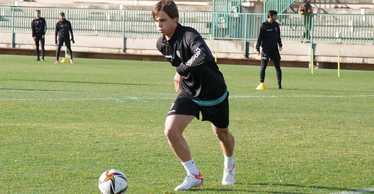 El lateral juvenil Salvi entrenando este jueves con el primer equipo.El lateral juvenil Salvi entrenando este jueves con el primer equipo.